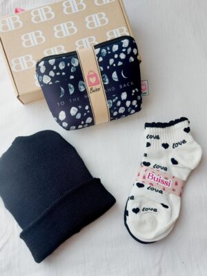 Box neceser+gorrito+pack x 2 de medias